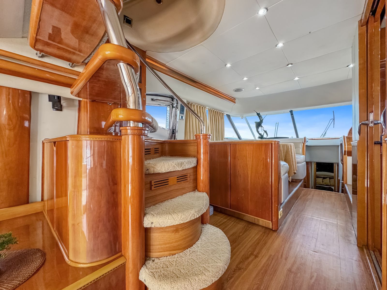70Ft Viking Fly Yacht preview 4